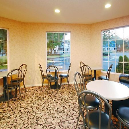 Econo Lodge Inn & Suites Downtown Rensselaer Luaran gambar