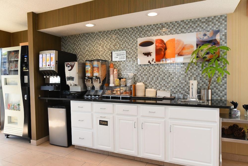 Econo Lodge Inn & Suites Downtown Rensselaer Luaran gambar