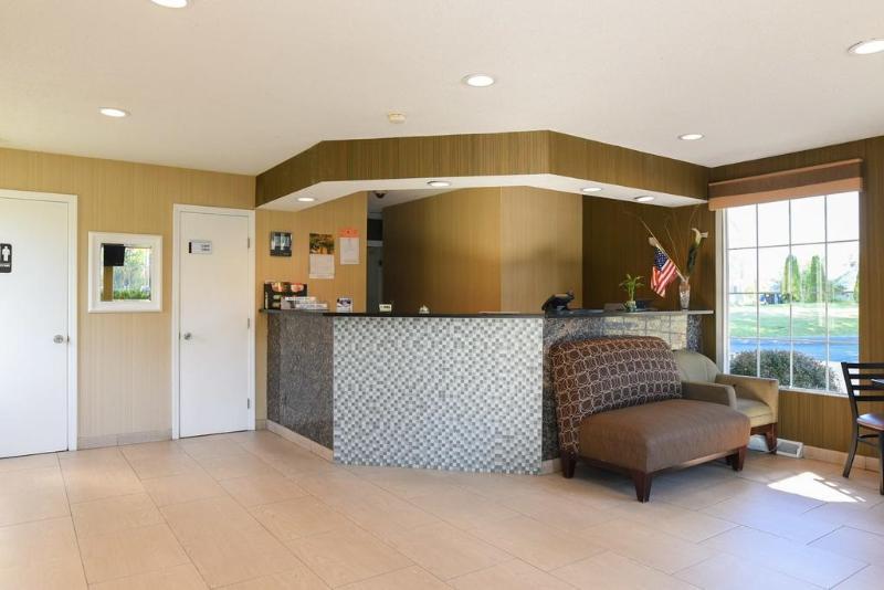 Econo Lodge Inn & Suites Downtown Rensselaer Luaran gambar
