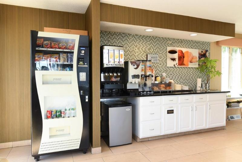 Econo Lodge Inn & Suites Downtown Rensselaer Luaran gambar