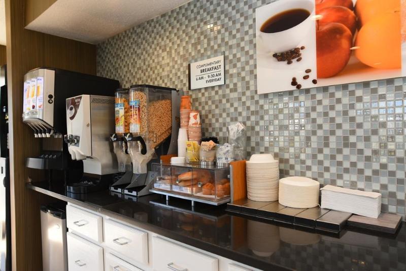 Econo Lodge Inn & Suites Downtown Rensselaer Luaran gambar